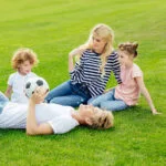 Familie auf dem Rasen
