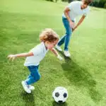 Fußball spielen auf dem Rasen