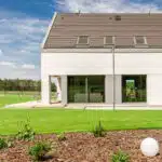 Rasen rund um das Haus